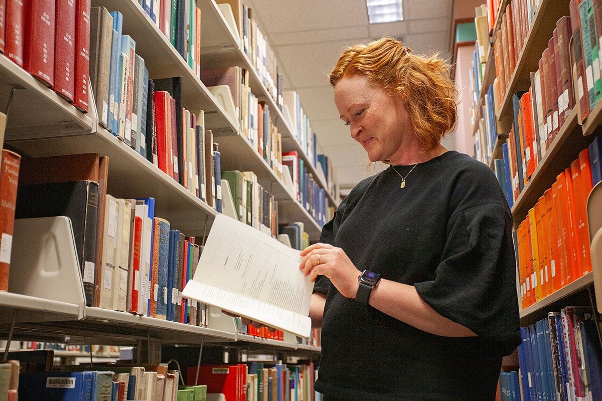 lizzy lerud browsing poetry books in the knight library stacks