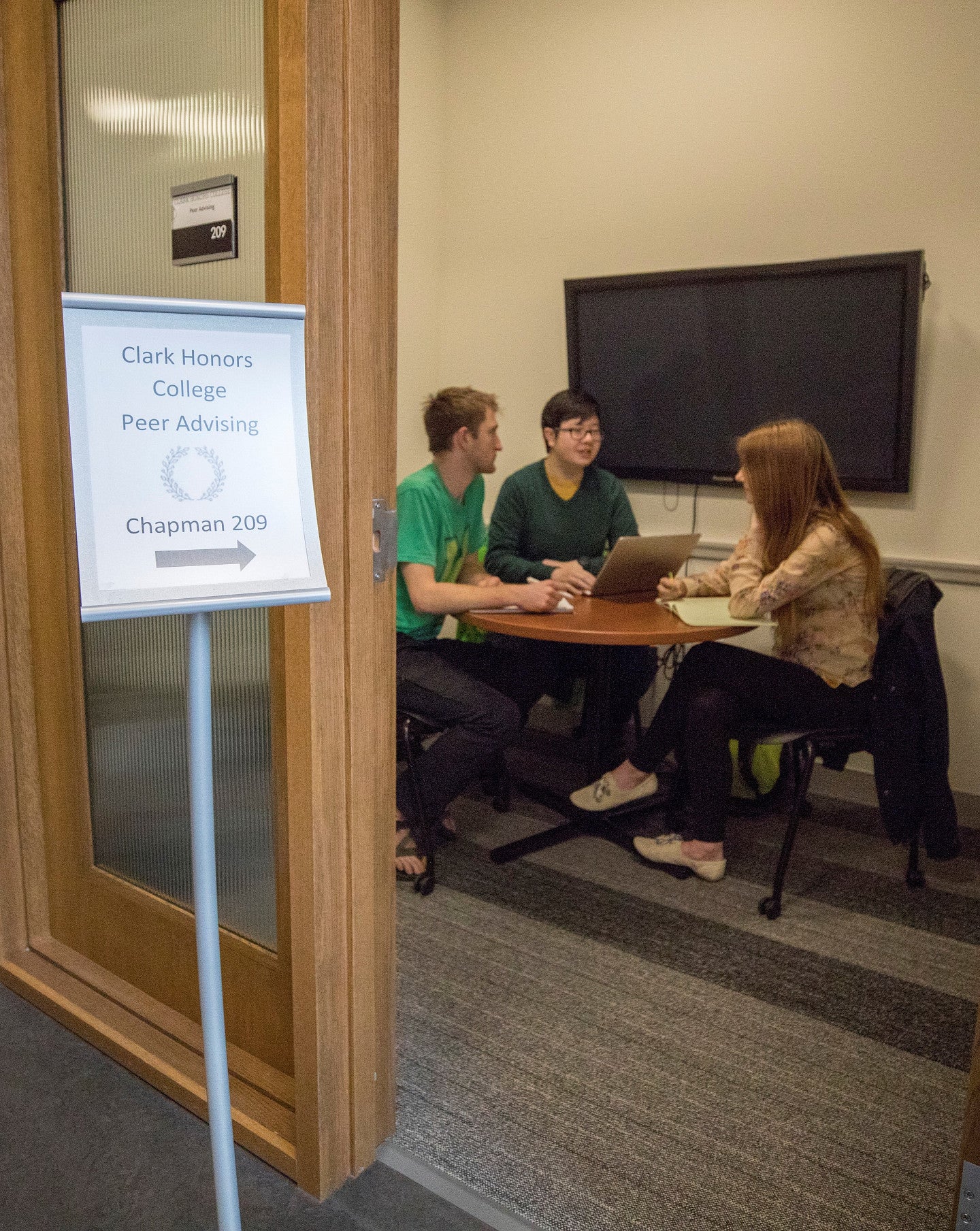 Students taking advantage of peer advising hours