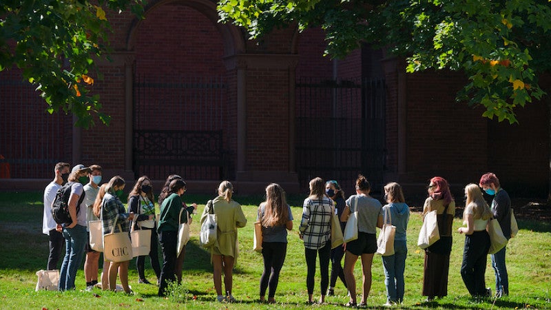 First-year students gather for info groups on the UO quad. 